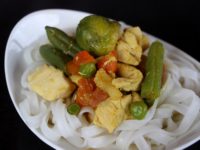 Rýžové nudle s kuřecím masem a zeleninou