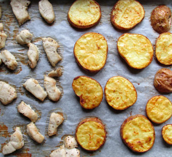 Pečené brambory s kuřecím masem a rajčatovou omáčkou