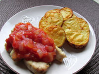 Pečené brambory s&nbsp;kuřecím masem a&nbsp;rajčatovou omáčkou